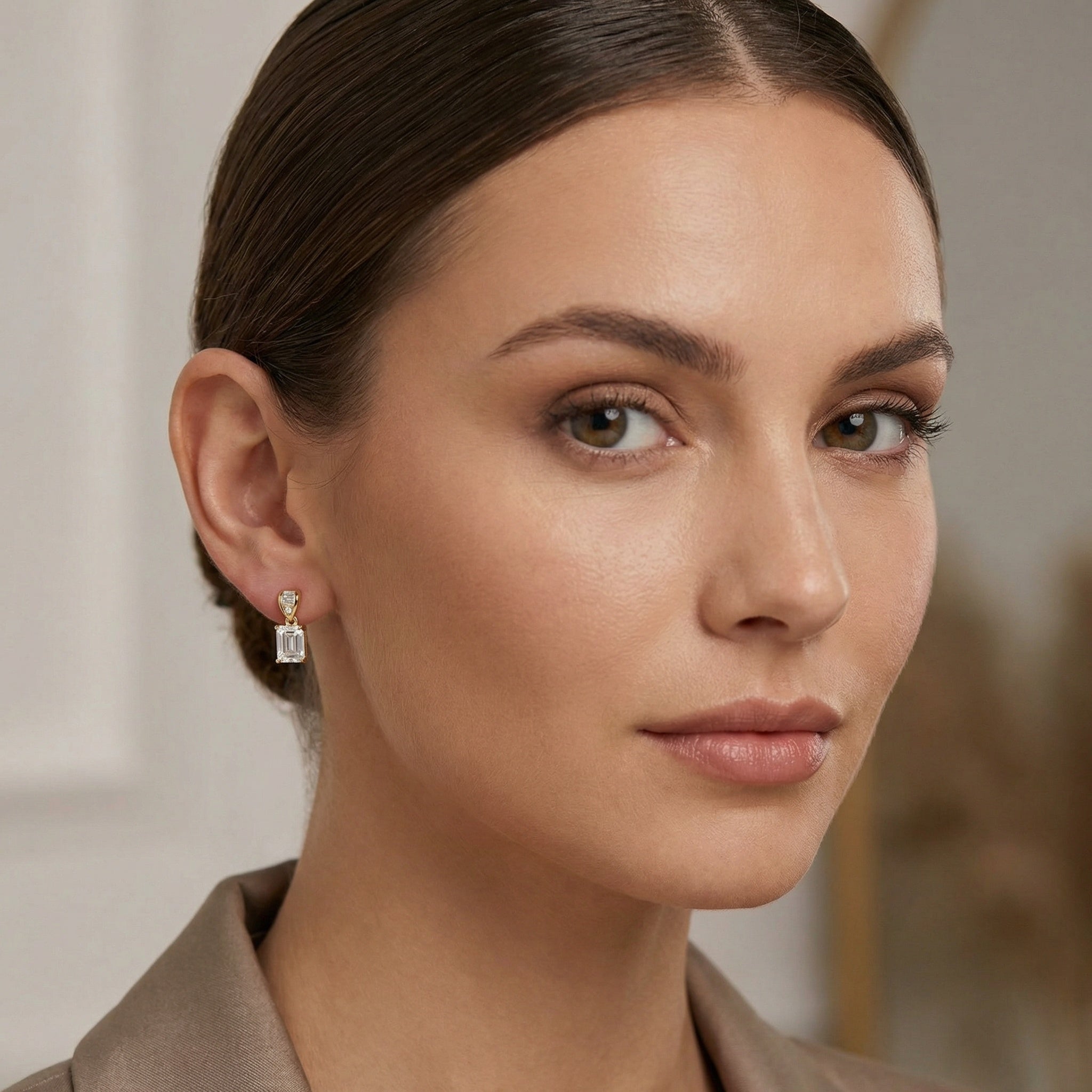 925 Ayar Gümüşten Yapılmış, Baget Taş Detaylı, Zarif Zümrüt Kesim Kristal Sallantılı Küpeler